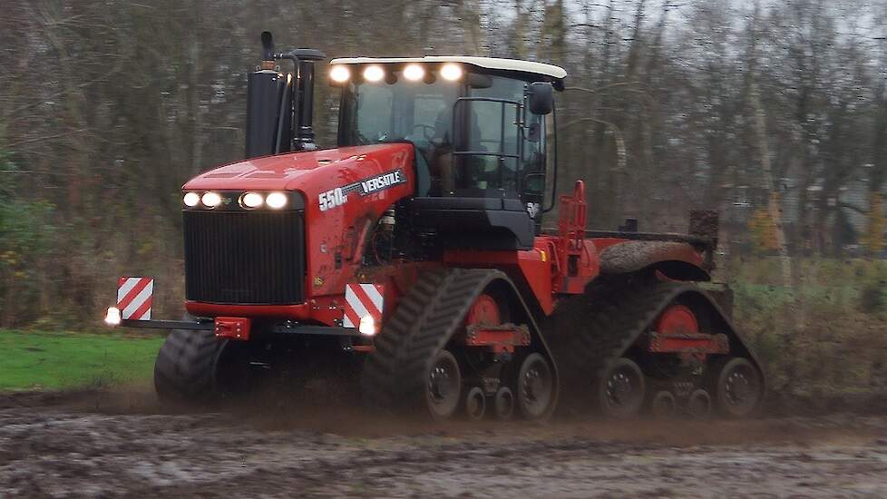 Testdrive Versatile 550 DeltaTrack rupstrekker 550 HP 40km/h playing in the mud