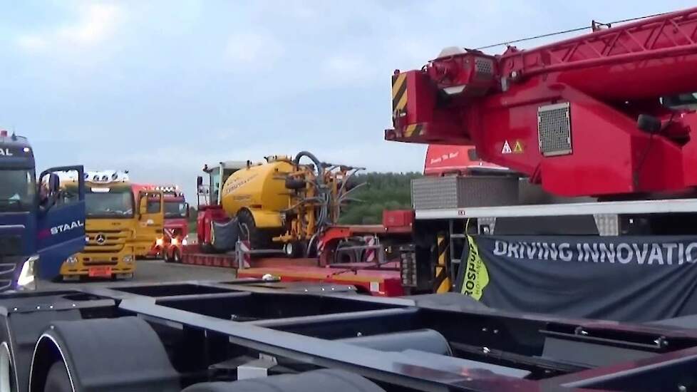 LANNDBOUWMATRIAAL OP TRUCKSTAR DE INTOCHT ER VAN