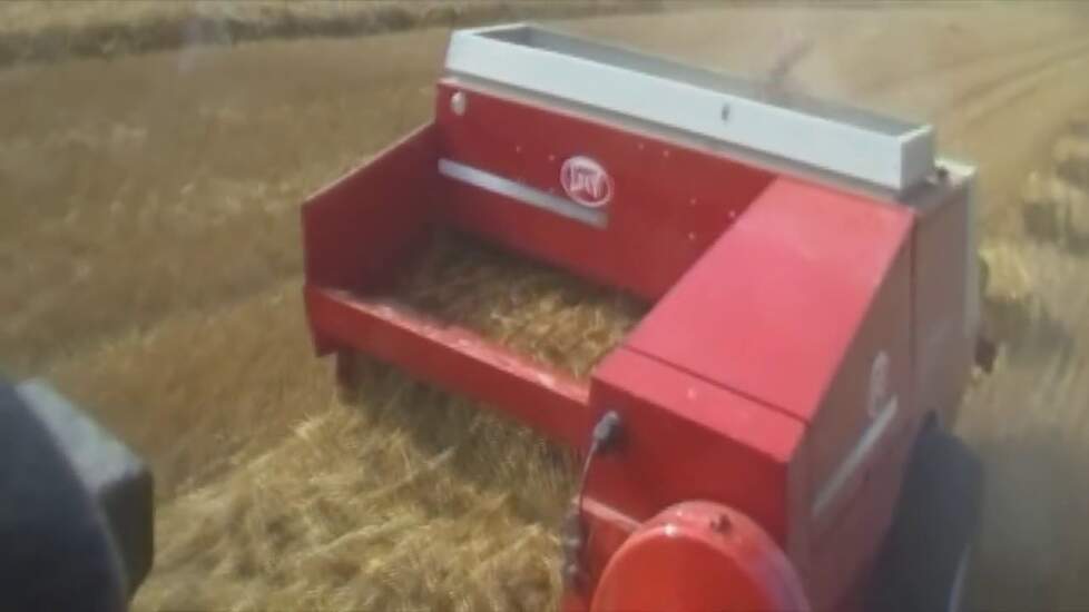 Fendt 308 Lsa met Lely AP730 aan het stro persen nabij oude bildtzijl