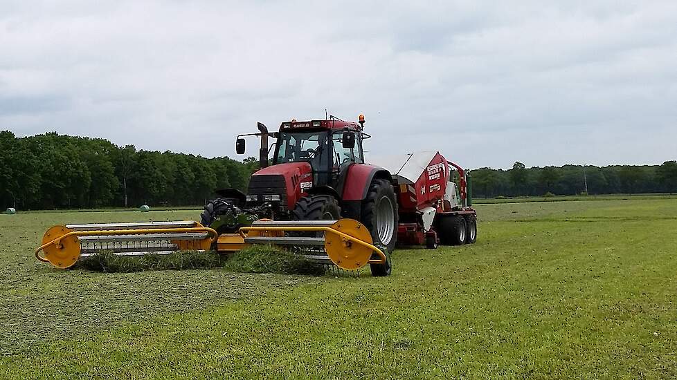 ELHO V-TWIN 600 in combinatie met een WELGER / Lely pers-wikkelcombinatie Trekkerweb