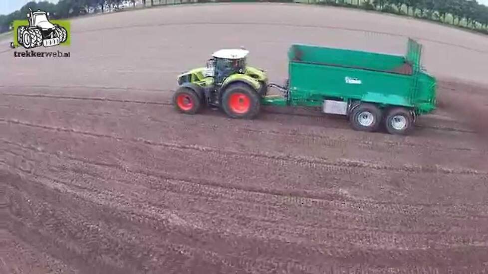 Nieuwe Tebbe Universeel Breedstrooier HS240 met Claas 930 Trekkerweb