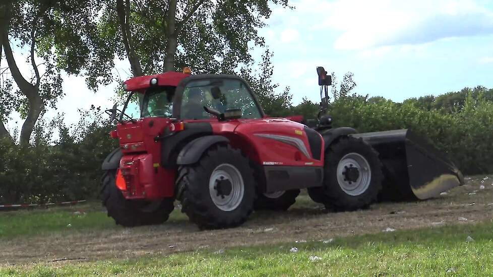 FENDT 309 KUHN GA 8521 EN EEN MANITOU BIERBLIKJES HARKEN OP DE TT CAMPING ASSEN 2017