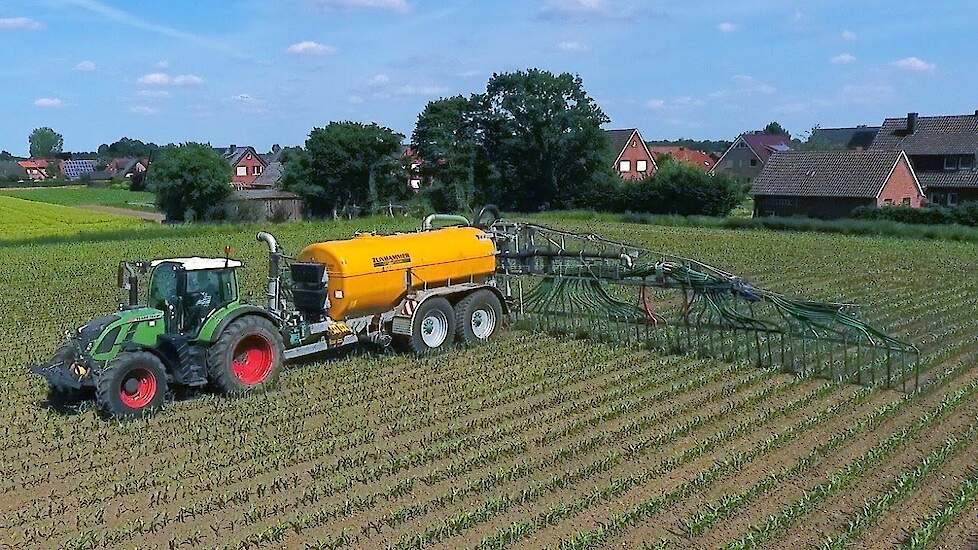 Overbemesting in snijmaïs met Fendt 724 en Zunhammer tank en sleepvoet systeem Trekkerweb