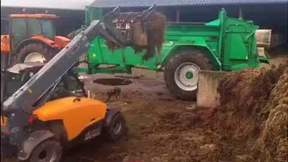 Paardenmest verspreiden met Tebbe MS140 van Bepagri-Rental uit Leende
