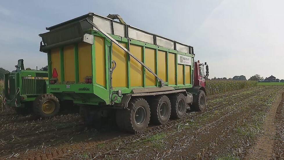 Tolkamp agri service met Ginaf agritruck en Joskin opbouw in de maïs Trekkerweb