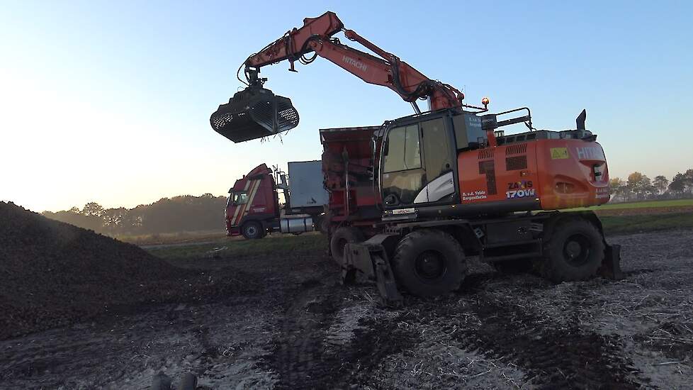 ZETMEEL AARDAPPELEN LADEN VOOR AVEBE MET EEN HITACHI ZAXIS 170 W