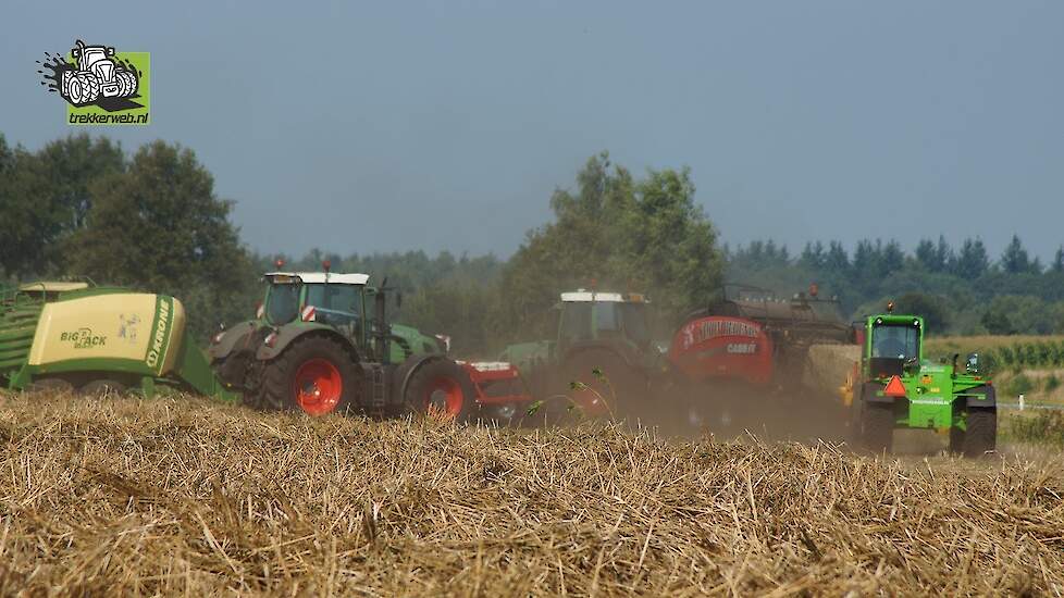 Fendt Case-IH Krone Hennep stro persen en laden voor Hempflax Trekkerweb