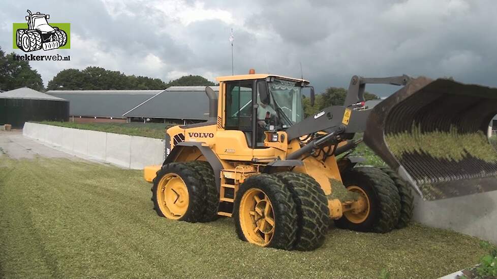 Volvo shovel op de maiskuil