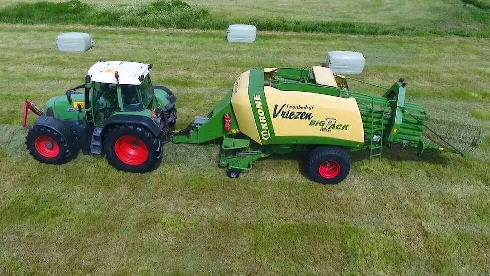 Vierkante balen persen en wikkelen Fendt, Krone en McHale door loonbedrijf Vriezen Trekkerweb