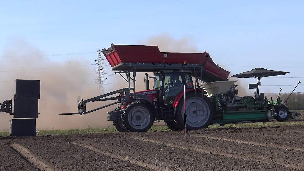 LEILIES PLANTEN MET EEN MASSEY FERGUSON 6460