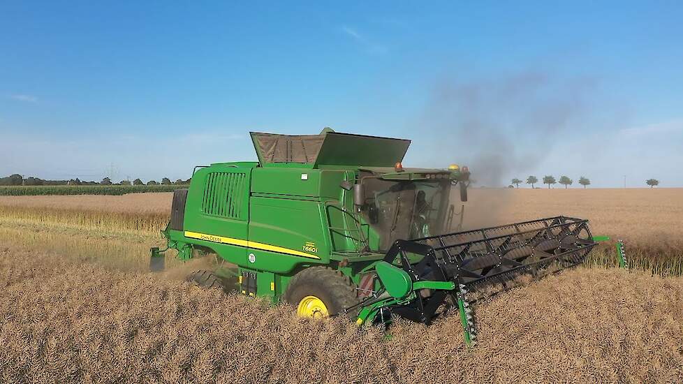 John Deere T660i koolzaad combinen