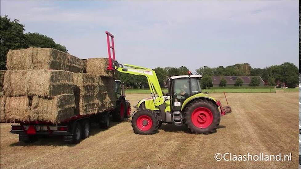 Loonbedrijf Vrieling zwoegen in 't heuj met 2 Claas Arion's.