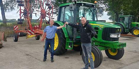 Niels Kruizinga van LMB Rutgers Bedum overhandigt de sleutels van de nieuwe John Deere trekker aan Tjaard Hoekstra van TERRA – MBO Groningen. Foto: Bert Boer