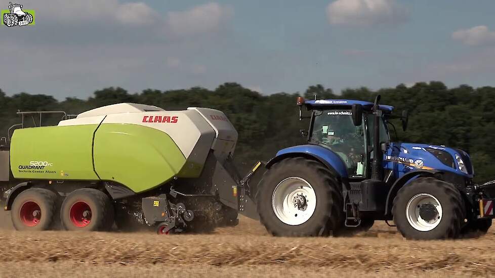 Claas Quadrant 5200FC in het stro