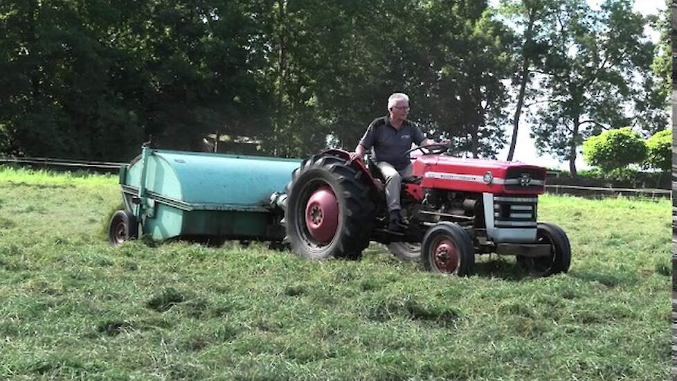 HOOI SCHUDDEN MET EEN MASSEY FERGUSON 135 EUREKA TROMMELSCHUDDER