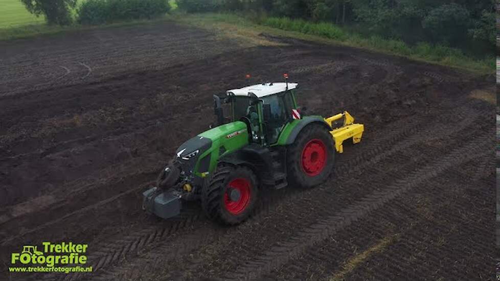 Loonbedrijf Dragtstra uit Hoornsterzwaag aan het diepploegen