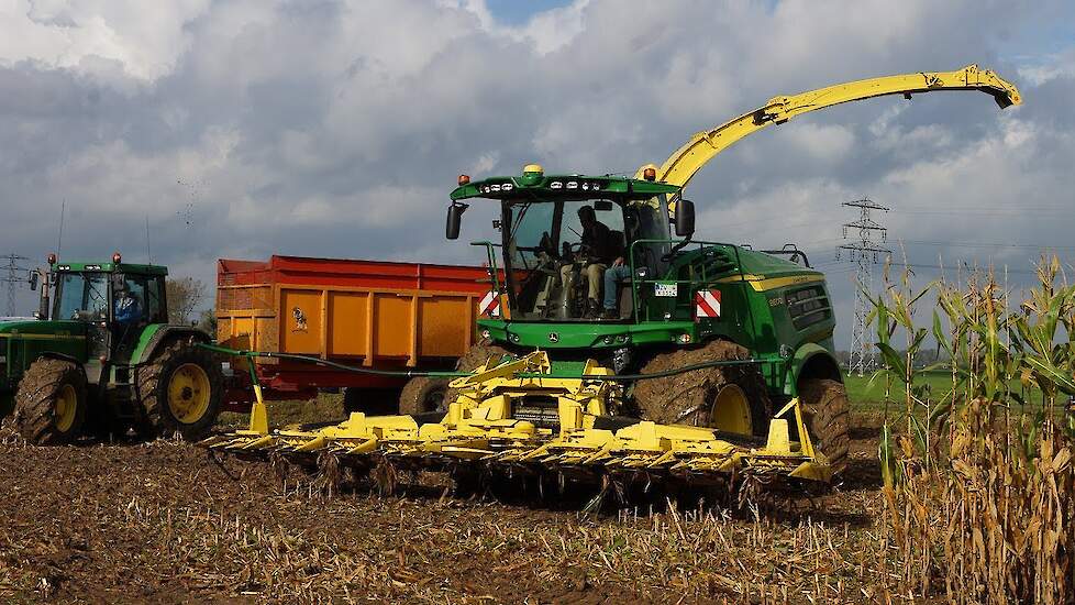 John Deere 8600i SPFH in de snijma&iuml;s Trekkerweb