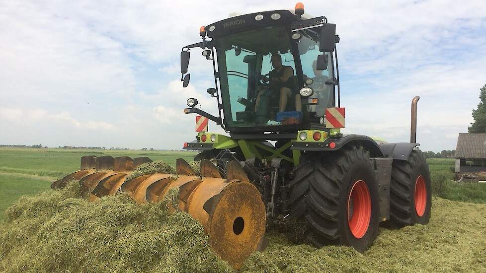 Mammut Gigant trommel kuilverdeler aan de Claas Xerion Trekkerweb