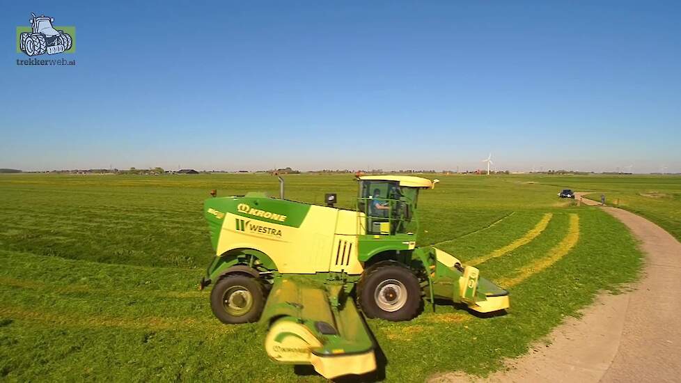 Nieuwe Krone BiG M 450 in het gras  Trekkerweb