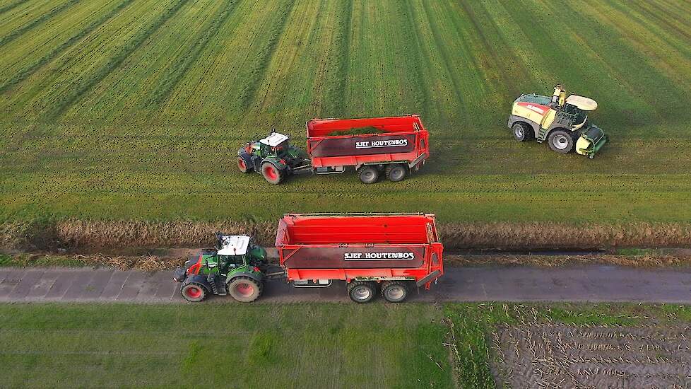 Dewa met aangedreven assen in het gras bij Loonbedrijf Sjef Houtenbos