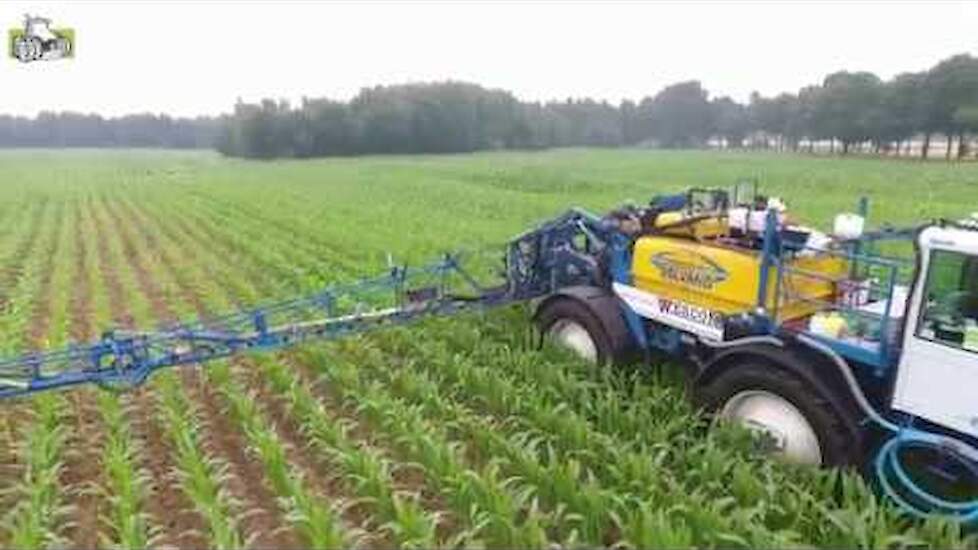 Snijma&iuml;s onderblad bemesting met Delvano door Loonbedrijf Westerveld Trekkerweb