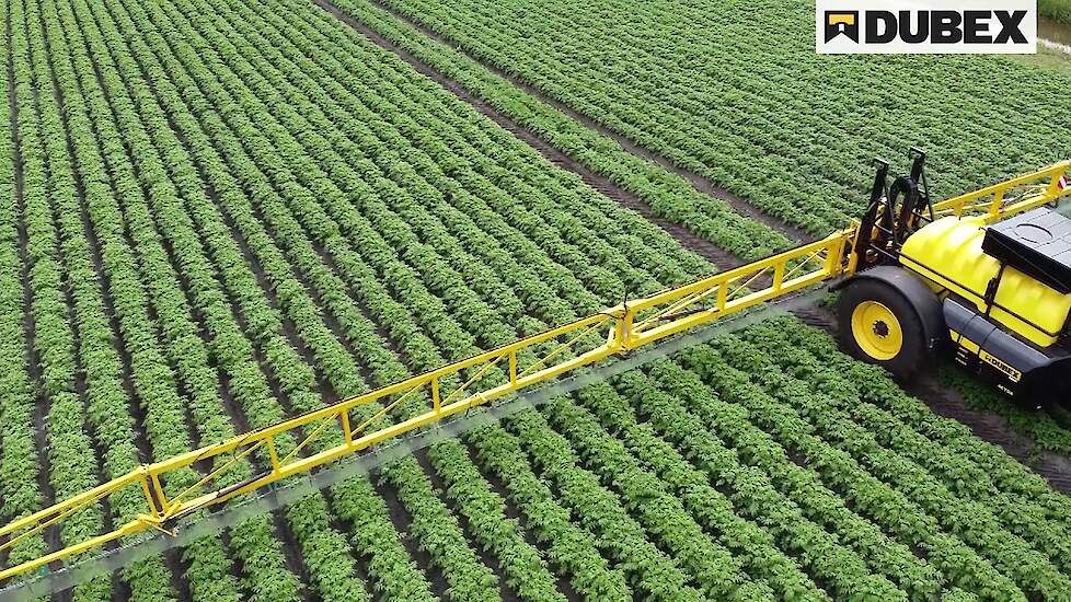 Demonstratie-rit met de getrokken veldspuit Dubex Actor