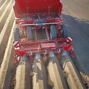 De GB 430 met TerraProtect PRO trekt dwarsruggetjes tussen de aardappelruggen