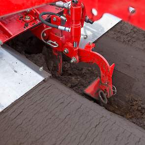 Opbouw van het TerraProtect-systeem met een woelertand en een navolgende dwarsruggentrekker.