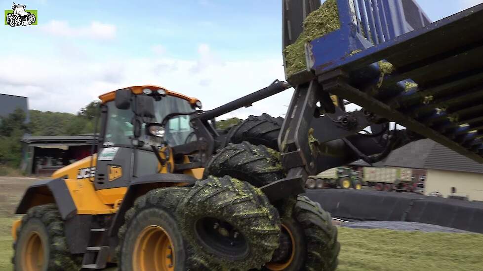 JCB shovel met aangepaste silagevork