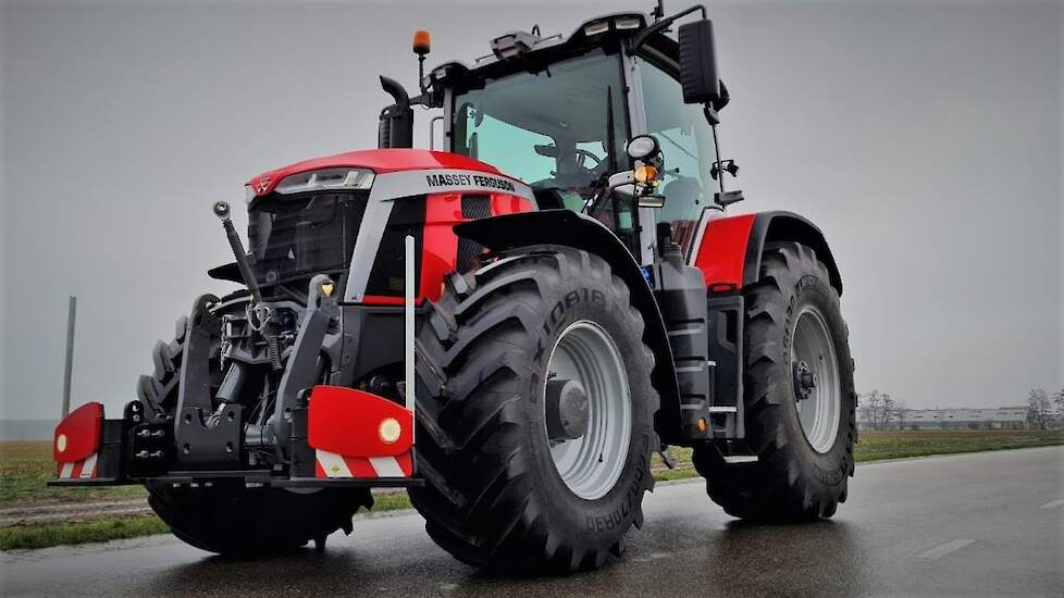 Eerste Massey Ferguson 8S 225 met Agribumper in Nederland
