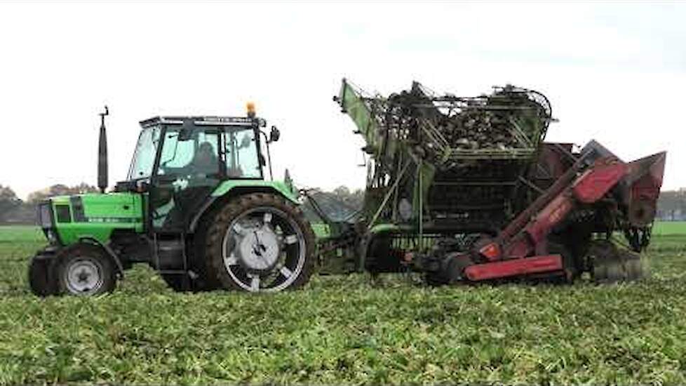 SUIKERBIETEN ROOIEN MET EEN DEUTZ FAHR STOLL V 50