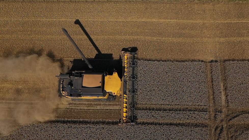 New Holland CR9090 on tracks -New Holland TC 5.80 Wheat