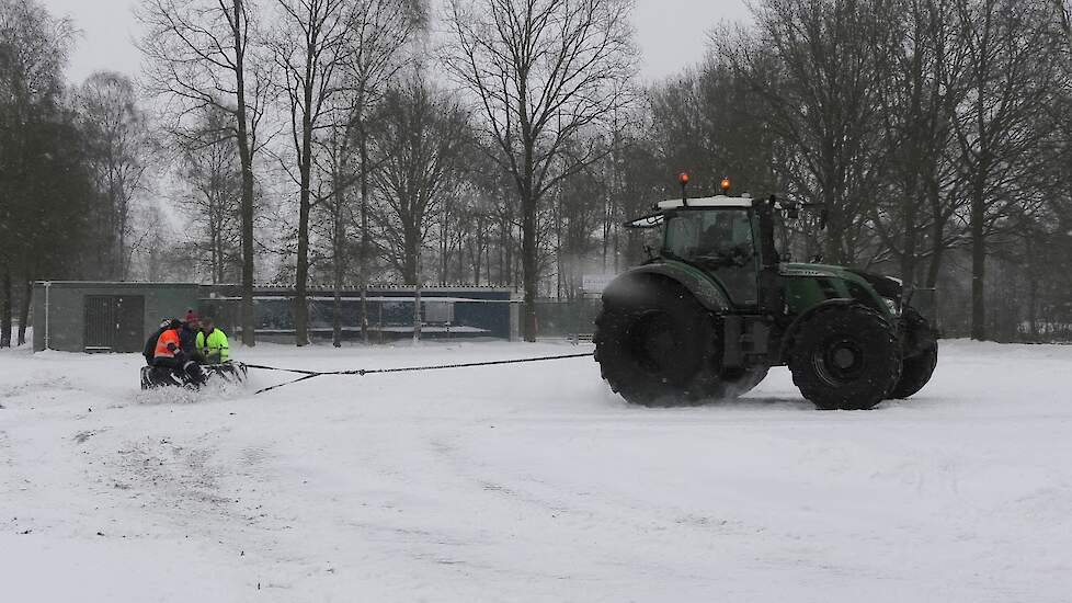 SNEEUW PRET MET EEN FENDT 724 EN EEN DIKKE BAND