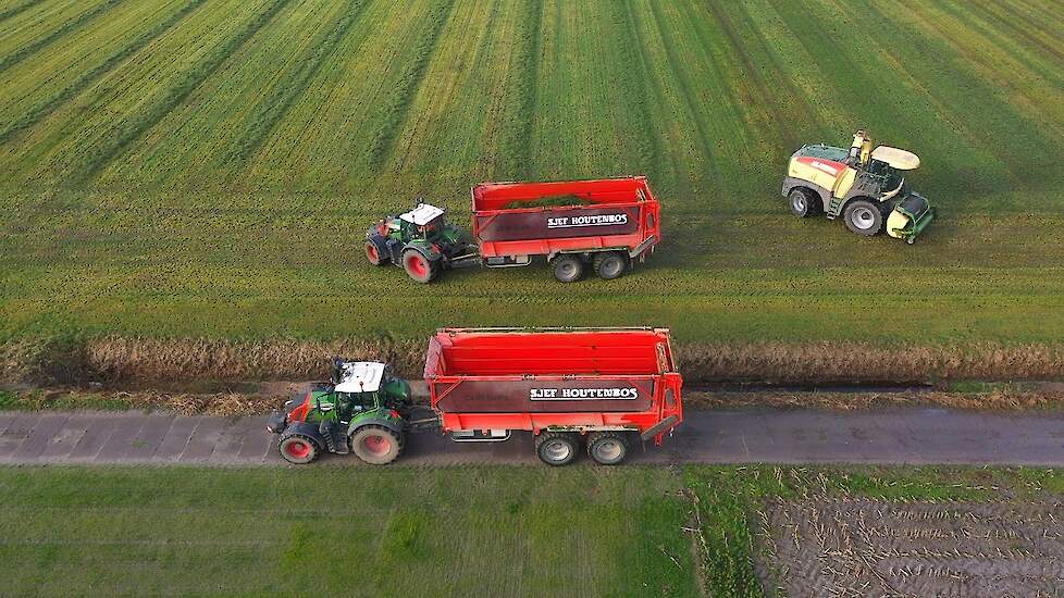 Dewa met aangedreven assen in het gras bij Loonbedrijf Sjef Houtenbos