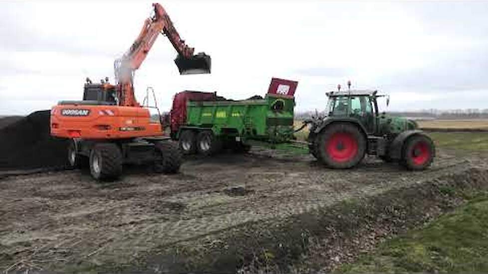 COMPOST STROOIEN MET HAWE FENDT 818 DOOSAN DX 140 W