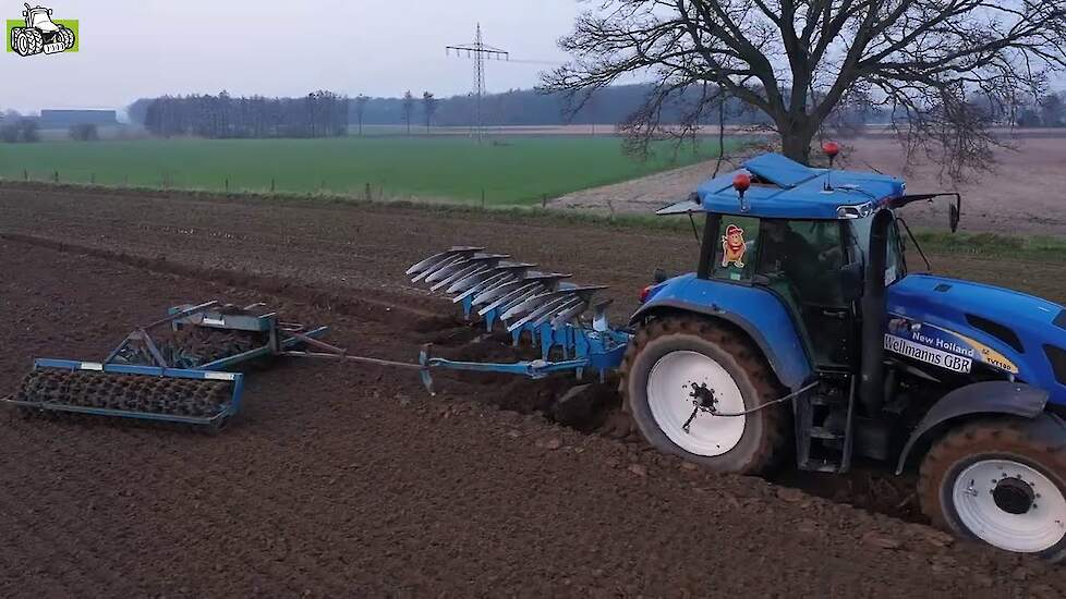 New Holland TVT 190 ploegen met Lemken