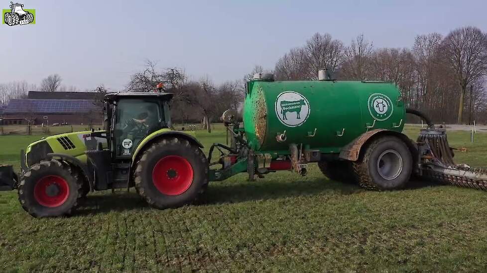 Claas Arion 560 met Rekordia tank en een Vredo bemester