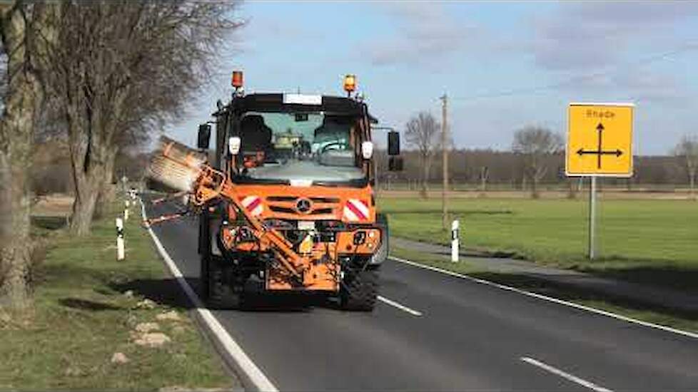 MACHINAAL VERKEERSBORDEN WASSEN MET EEN UNIMOG 427