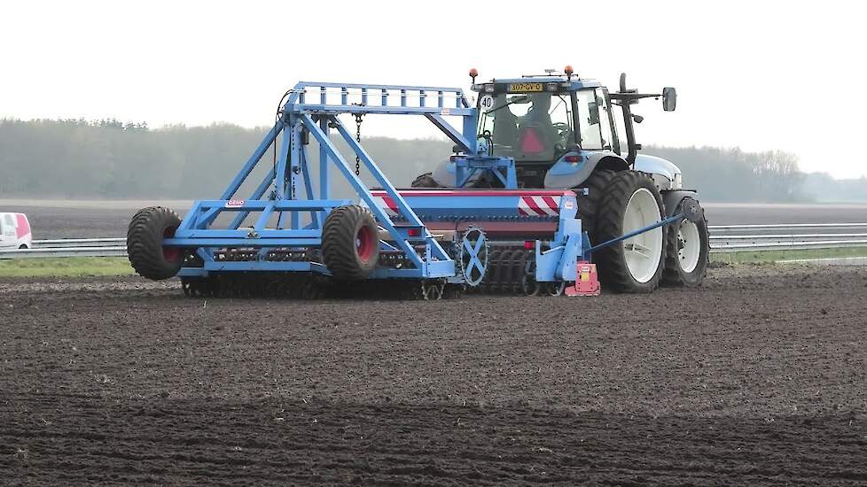 GRAS ZAAIEN MET EEN NEW HOLLAND TM 125 TRIKE MASCHIO GEHO