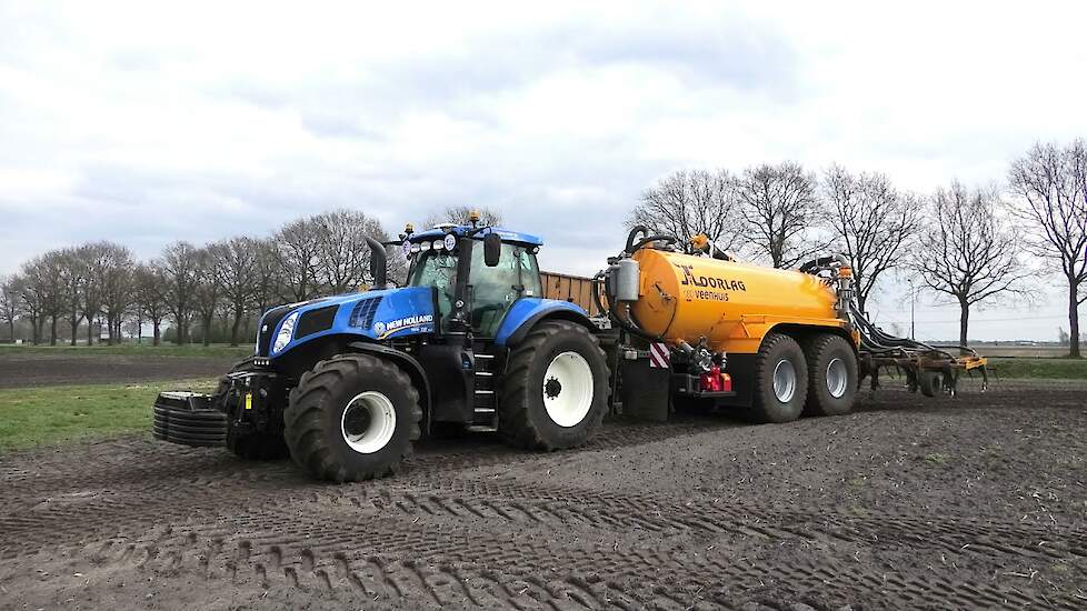 BOUWLAND BEMESTEN MET EEN NEW HOLLAND T 8.350 VEENHUIS 18 KUUB TANDEM TANK