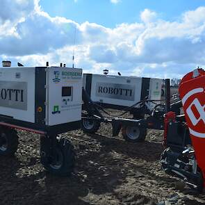 De Robotti weegt 2.800 kg. „Daarmee is dit voertuig al zo’n 4 ton lichter dan een standaard trekker.” De robot heeft 2x 75 pk.