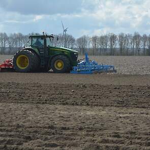 Eind maart is begonnen met het klaarmaken van de veertien aardappeldemovelden op het terrein van PPO Lelystad. Op de demovelden ligt de focus op actuele thema’s en vraagstukken in de aardappelteelt, zoals gewasbescherming, duurzamere of robuuste aardappel