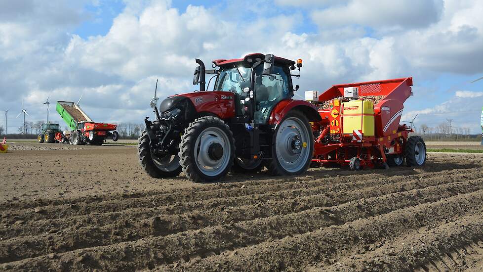 De andere drie demovelden worden gepoot met bemande trekkers. Op het ene perceel poot een Case IH Maxxum CVX 145 met een vierrijige GB430 van Grimme.