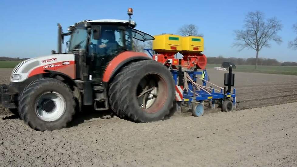 Bonen en zomertarwe in een werkgang zaaien