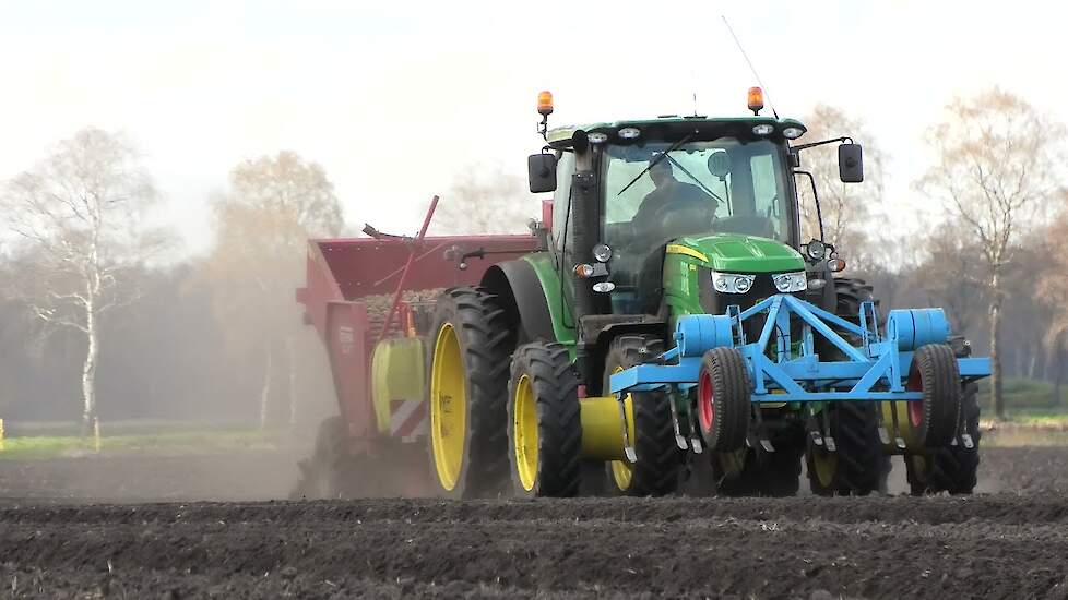 AARDAPPELS POTEN MET EEN JOHN DEERE 6150 R GRIMME GL 34 T