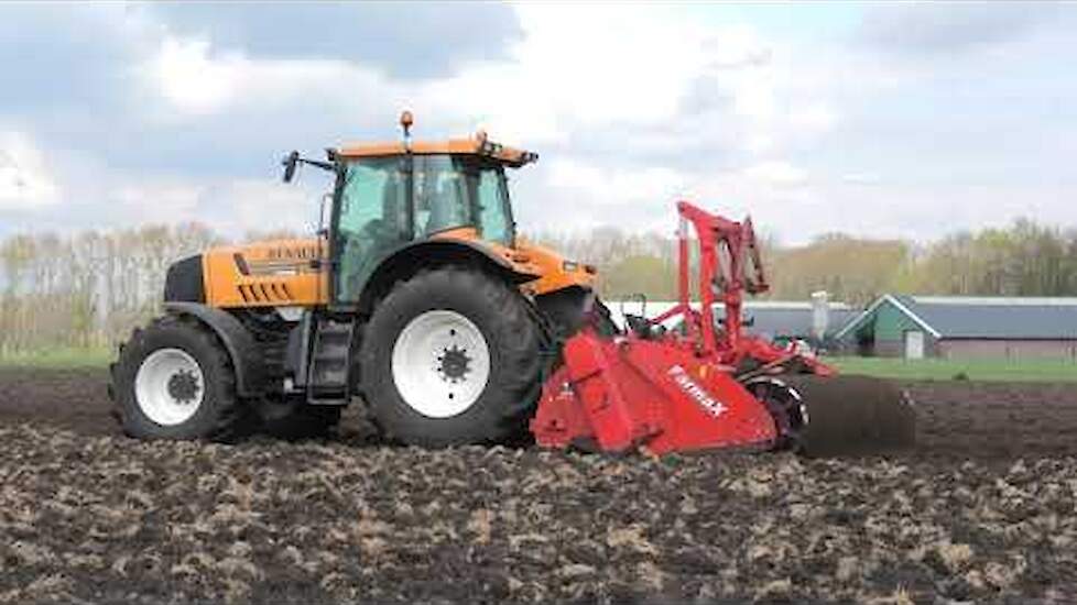 MAISLAND SPITTEN MET EEN RENAULT ATLES  915 RZ FARMAX SPITMACHINE