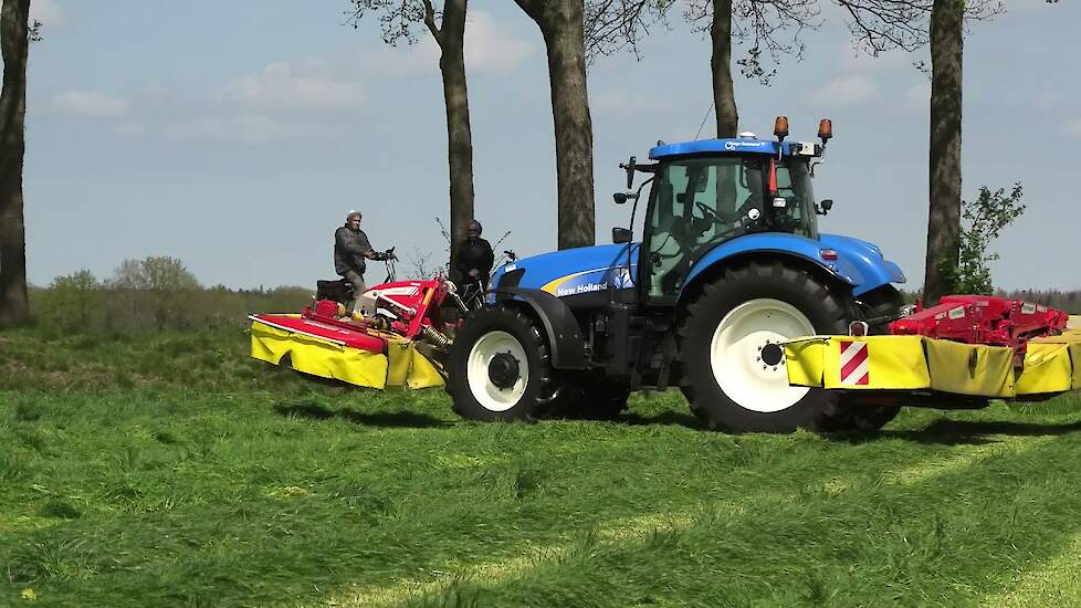 GRAS MAAIEN 2021 MET EEN NEW HOLLAND T 6080 POTTINGER NOVACAT S 10 POTTINGER CLASSIC