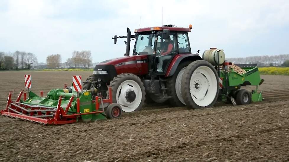 Case MXM 155 en New-Holland T 6.180 bezig in de aardappelen