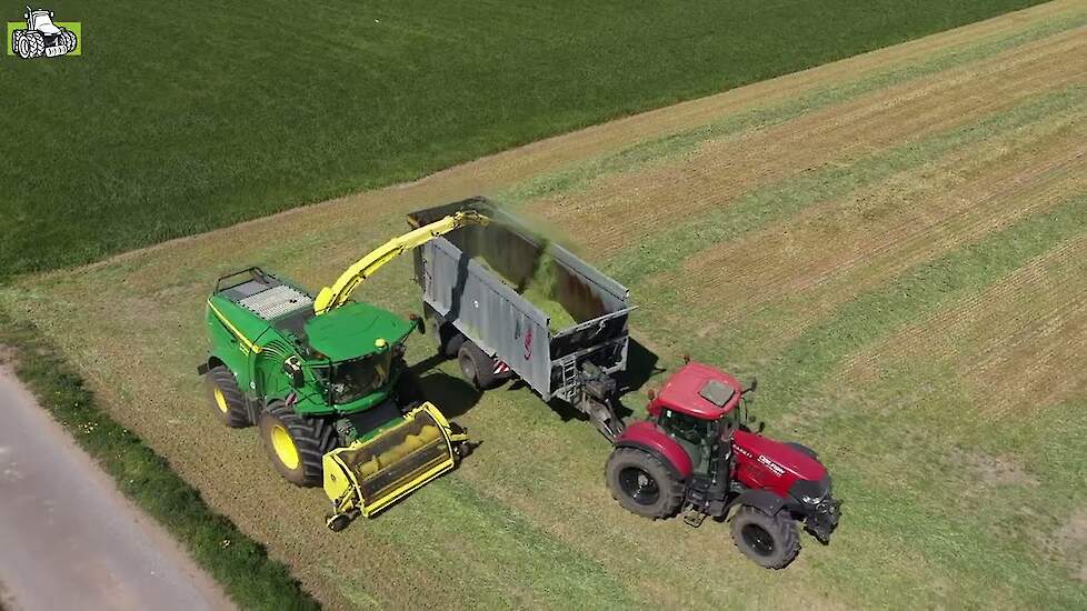 Gras hakselen met John Deere 8700i