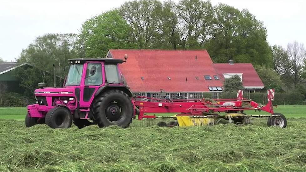 OPHOOIEN MET EEN ROZE FORD 5610 POTTINGER EUROTOP 771 A